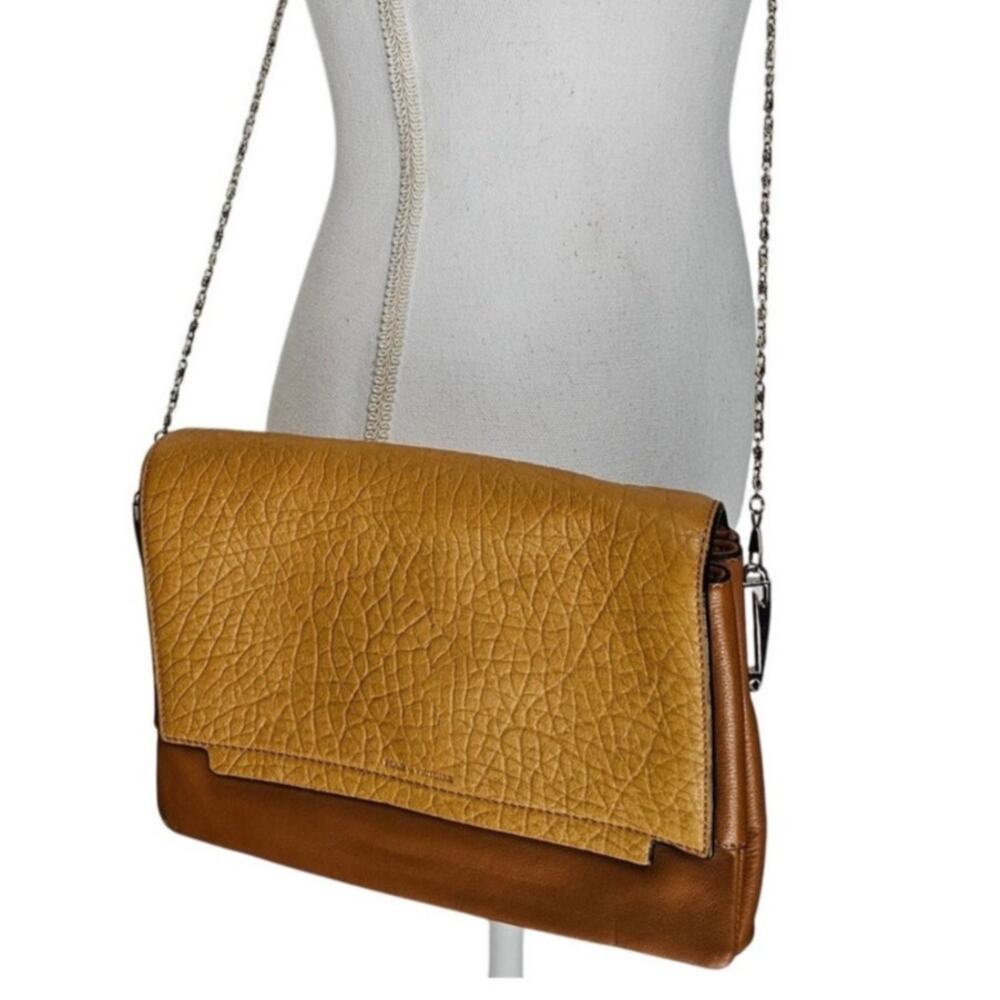 POUR LA VICTOIRE CROSSBODY TAN LEATHER PURSE W/ CHAIN STRAP – EXPANDABLE BASE